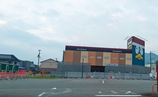 ドン・キホーテ高山店と隣接する飲食店(2025年8月撮影)