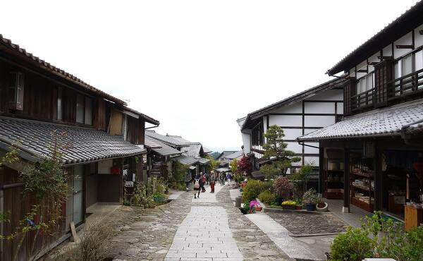 馬籠宿の街道風景(2024年4月撮影)