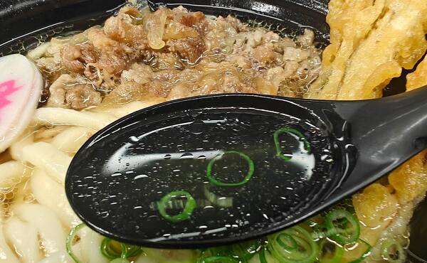 鯖節やうるめ節をベースの旨みが溶け込んだ資さんうどんのだし(2025年8月撮影)