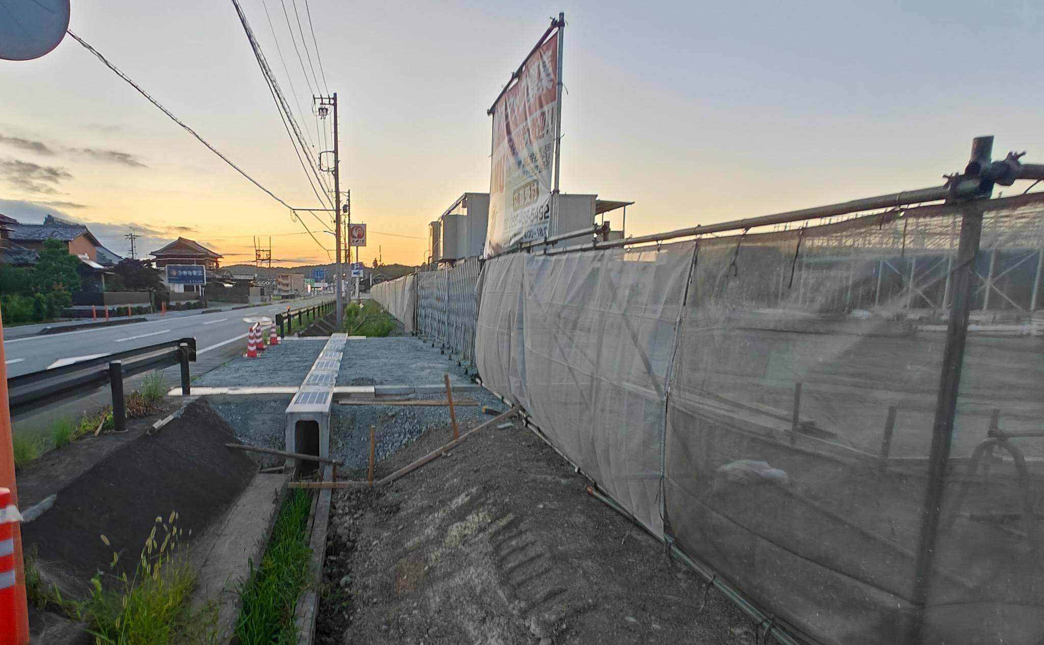 ラ・ムー多気店と道路との乗り入れ（2025年7月撮影）