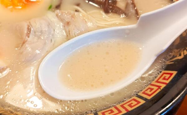 博多三氣の白ラーメンのスープ(2025年8月撮影)