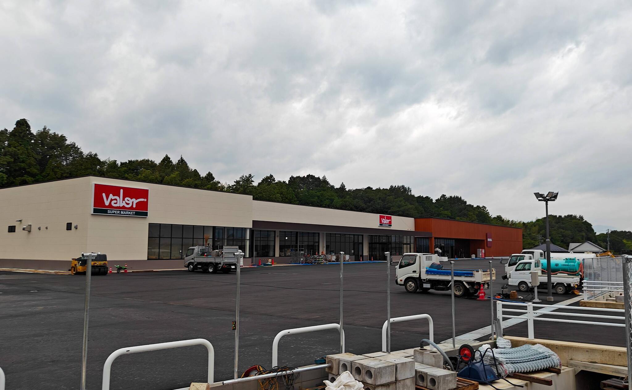 ライフガーデン中津川のバローと無印良品の店舗外観（2025年8月に筆者が現地で撮影）