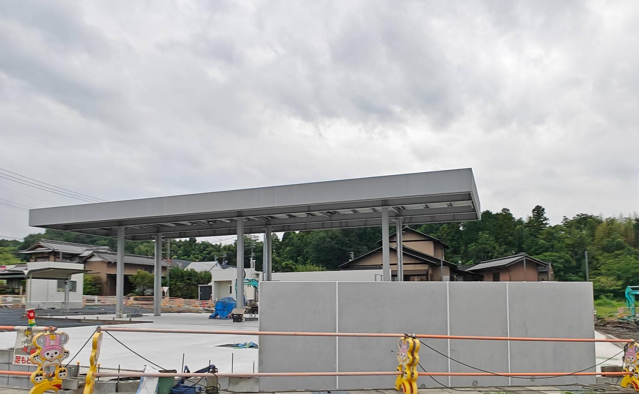 ライフガーデン中津川店のとなりに建設中のガソリンスタンド（2025年8月に筆者が現地で撮影）