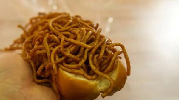 ラ・ムーの大盛り焼きそばパン(2025年8月撮影)