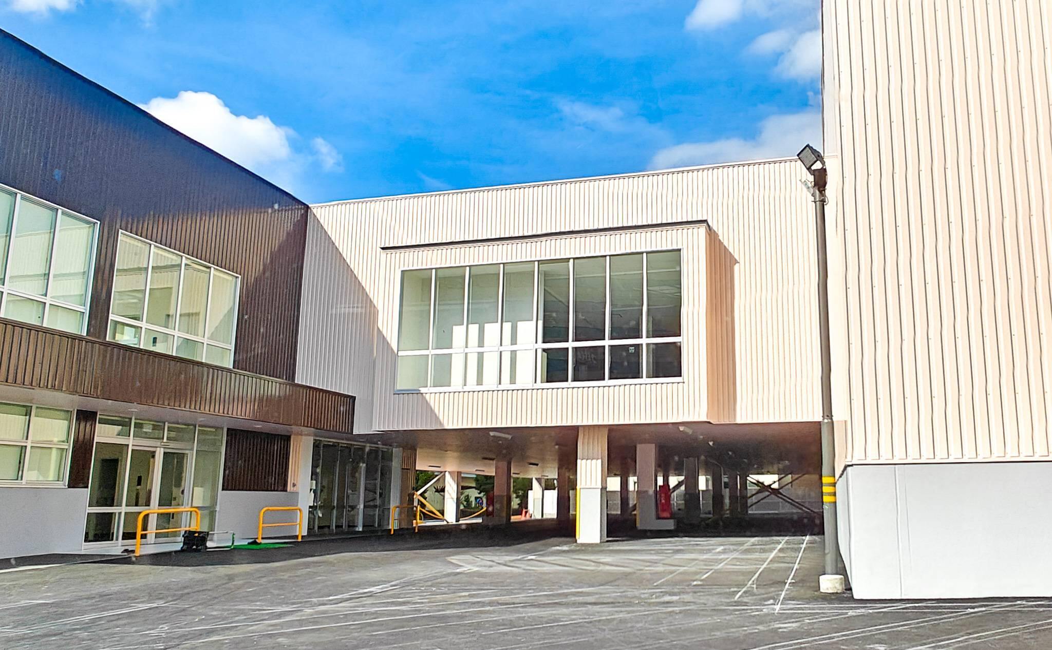 2階建てのコスモス香蘭店の外観（2025年8月撮影）