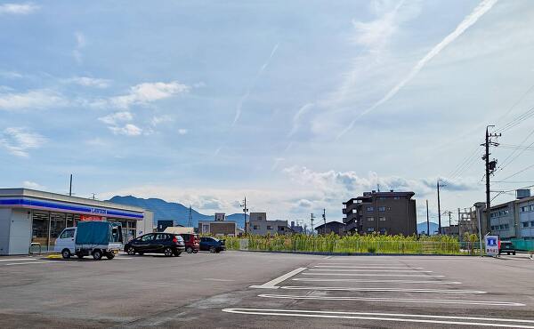 コスモス鷺山新町店予定地とローソン岐阜鷺山新町店(2025年8月撮影)