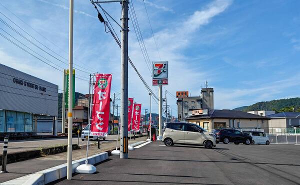 セブンイレブン岐阜芥見長山店の看板(2025年8月撮影)