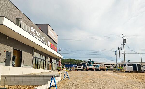 アミカ瑞浪店と駐車場の様子(2025年8月撮影)