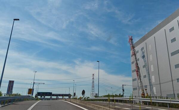 大野神戸ICと巨大な工場(2025年8月撮影)