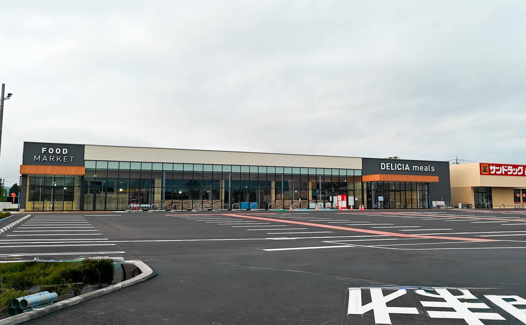 DELICIA mealsの看板が見えるデリシア川中島店（2025年9月撮影）