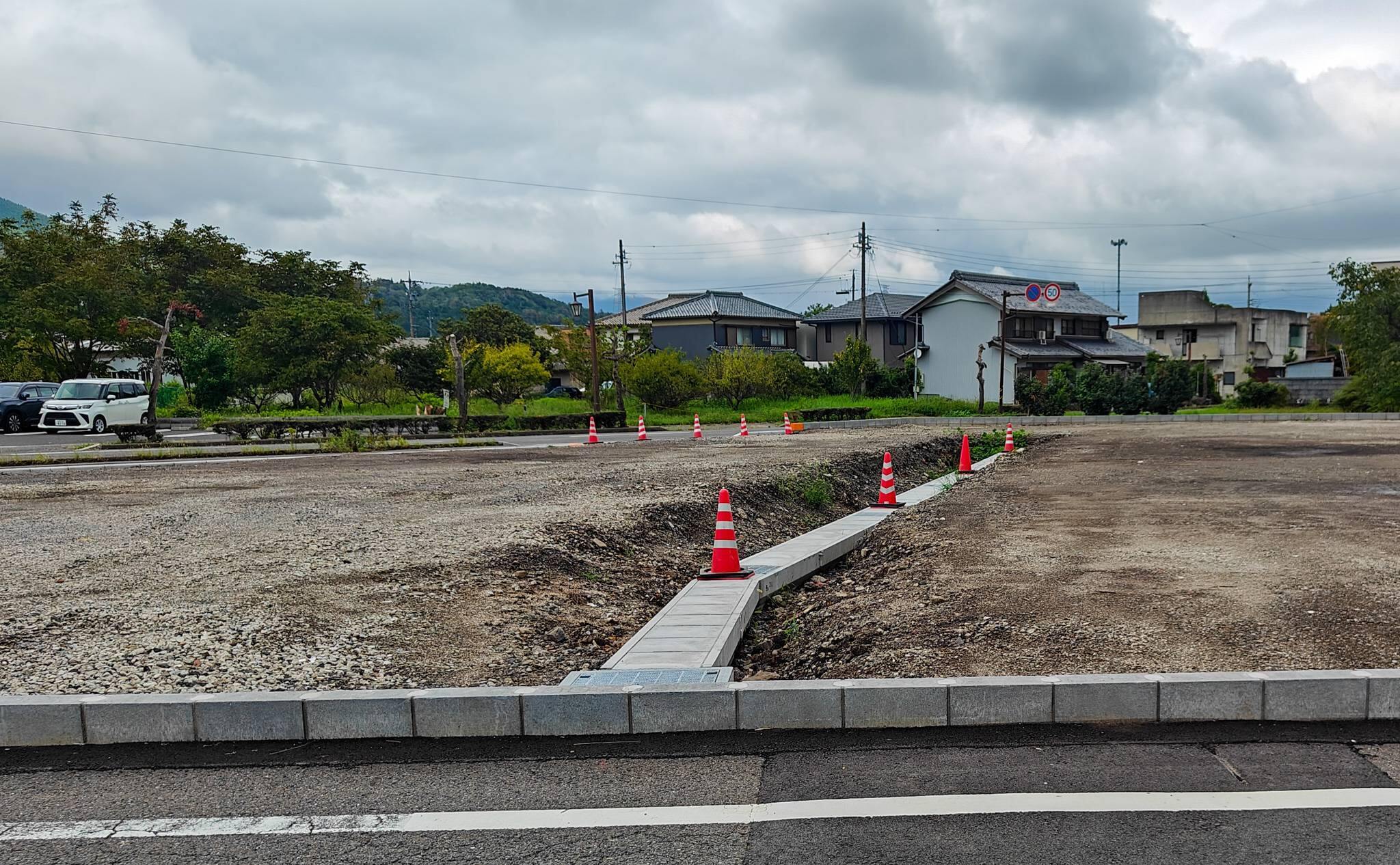 クスリのアオキ関ケ原店の未舗装の第2駐車場（2025年9月撮影）