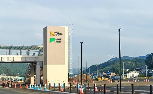 三井アウトレットパーク岡崎店の駐車場から連絡通路(2025年9月撮影)
