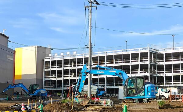 三井アウトレットパーク岡崎店の駐車場は約3,200台のうちの1つの立体駐車場(2025年9月撮影)
