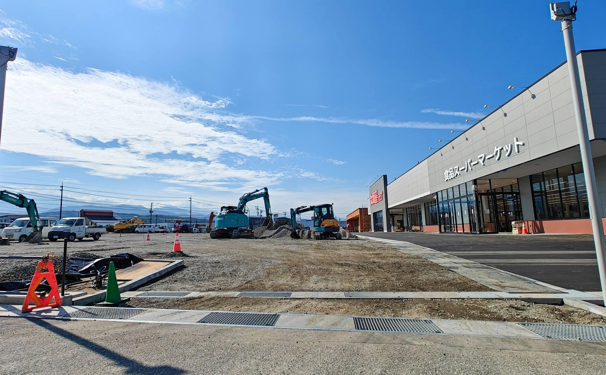 大阪屋ショップ魚津店と駐車場の風景（2025年9月撮影）