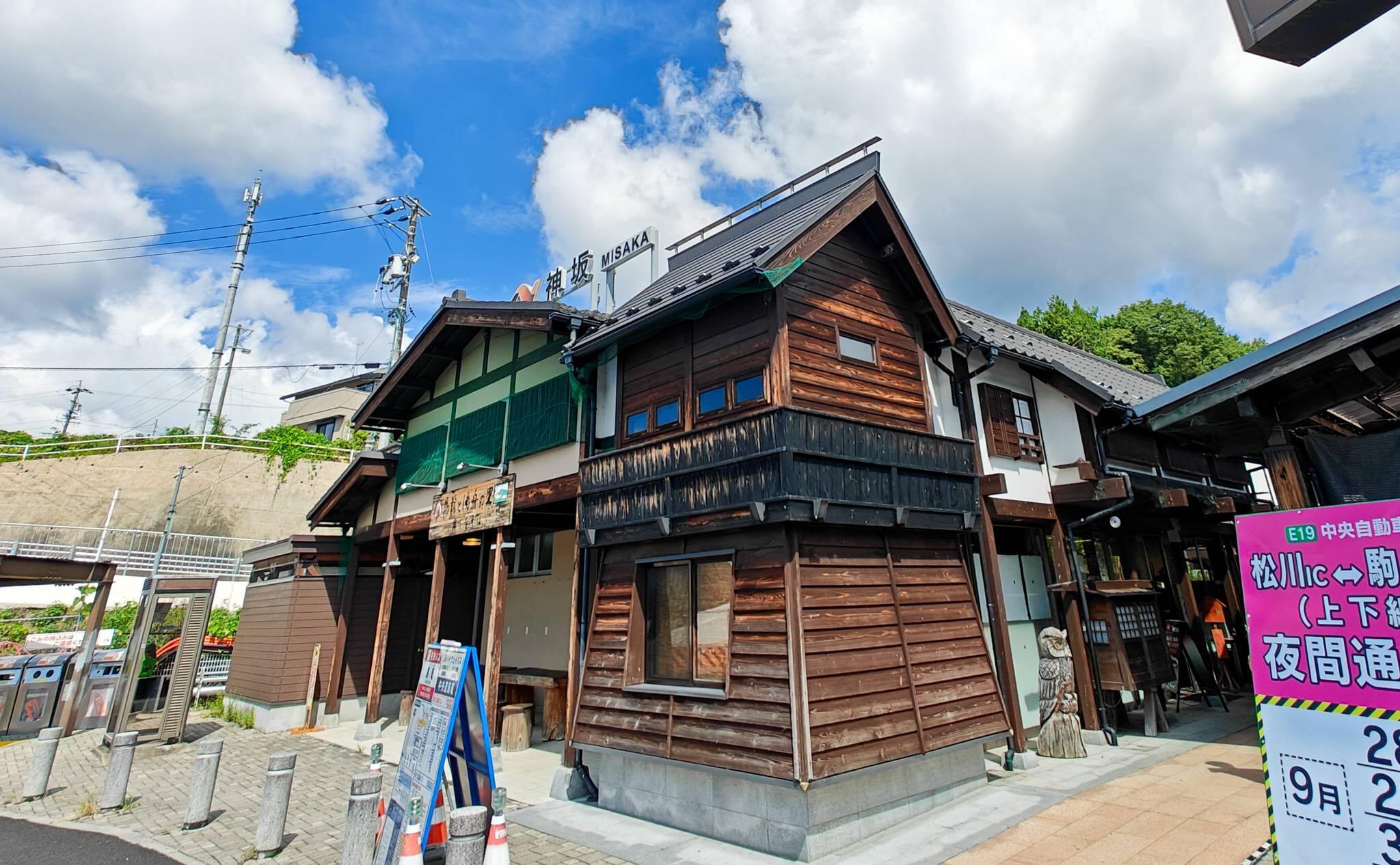 神坂PAの施設外観（2025年9月撮影）