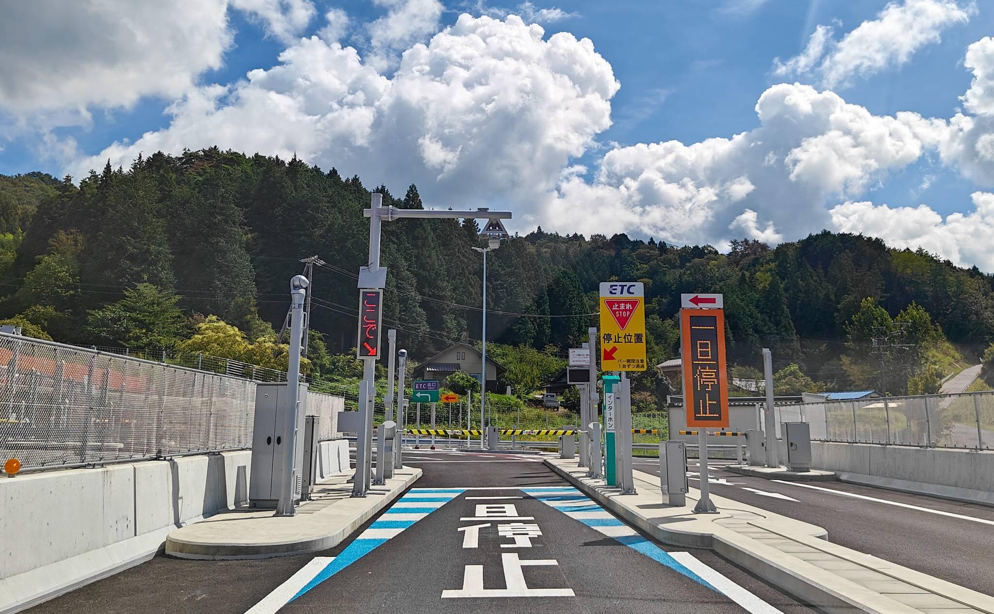 神坂スマートICのバーを通過する様子（2025年9月撮影）