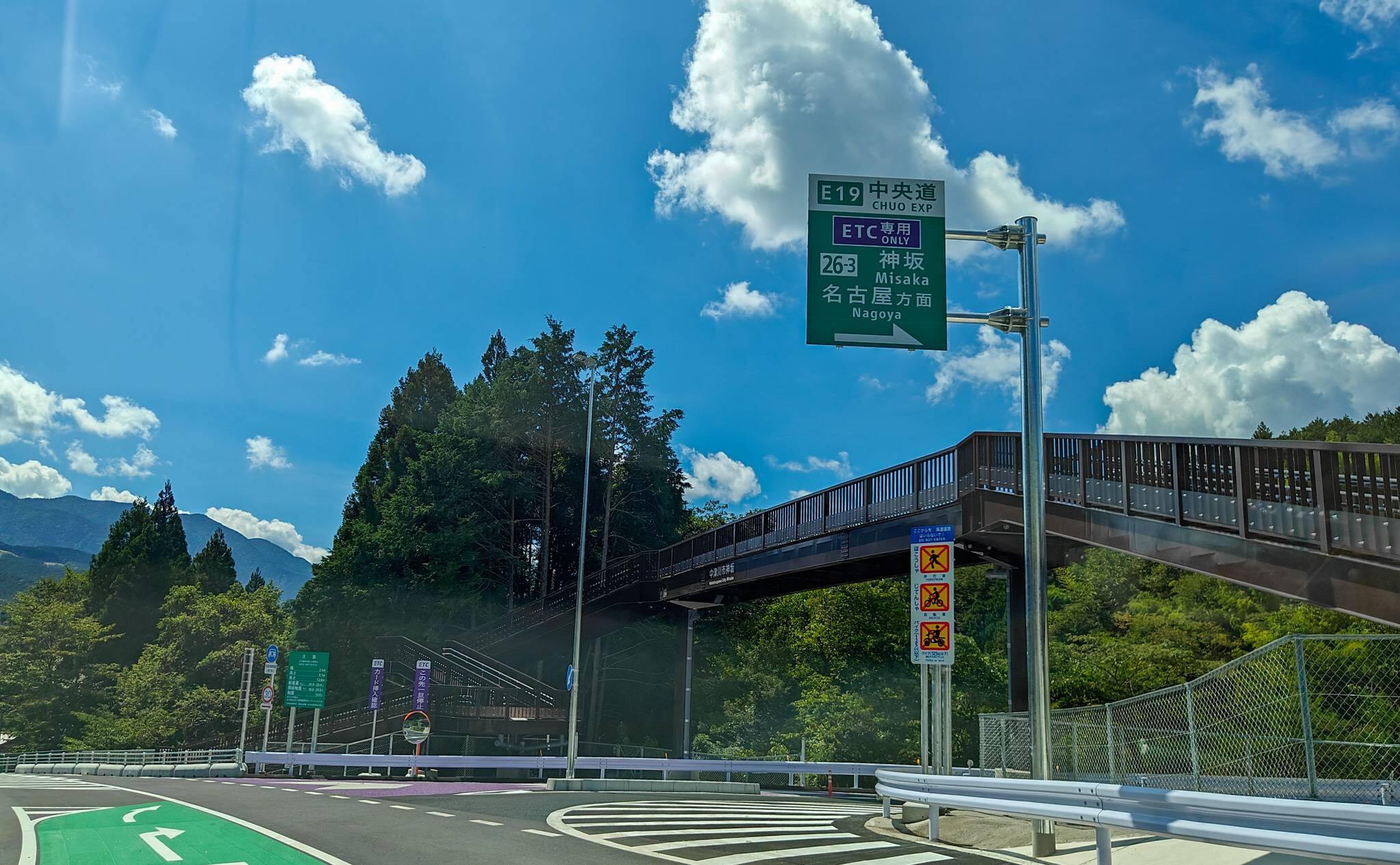 神坂スマートICの下り側入り口（2025年9月撮影）