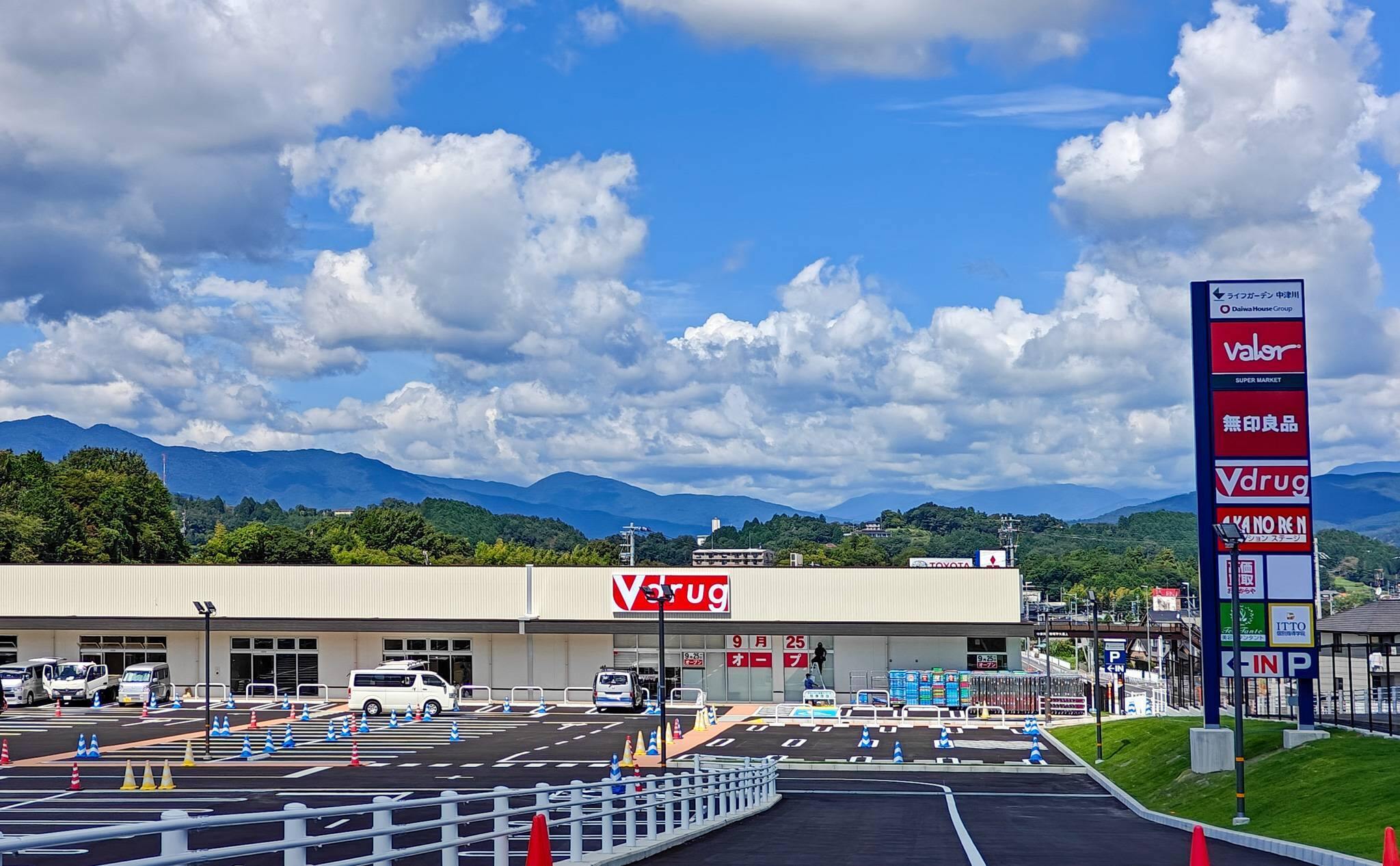 Ｖ・drug 中津川駒場店とライフガーデン中津川のテナントゾーン（2025年9月撮影）