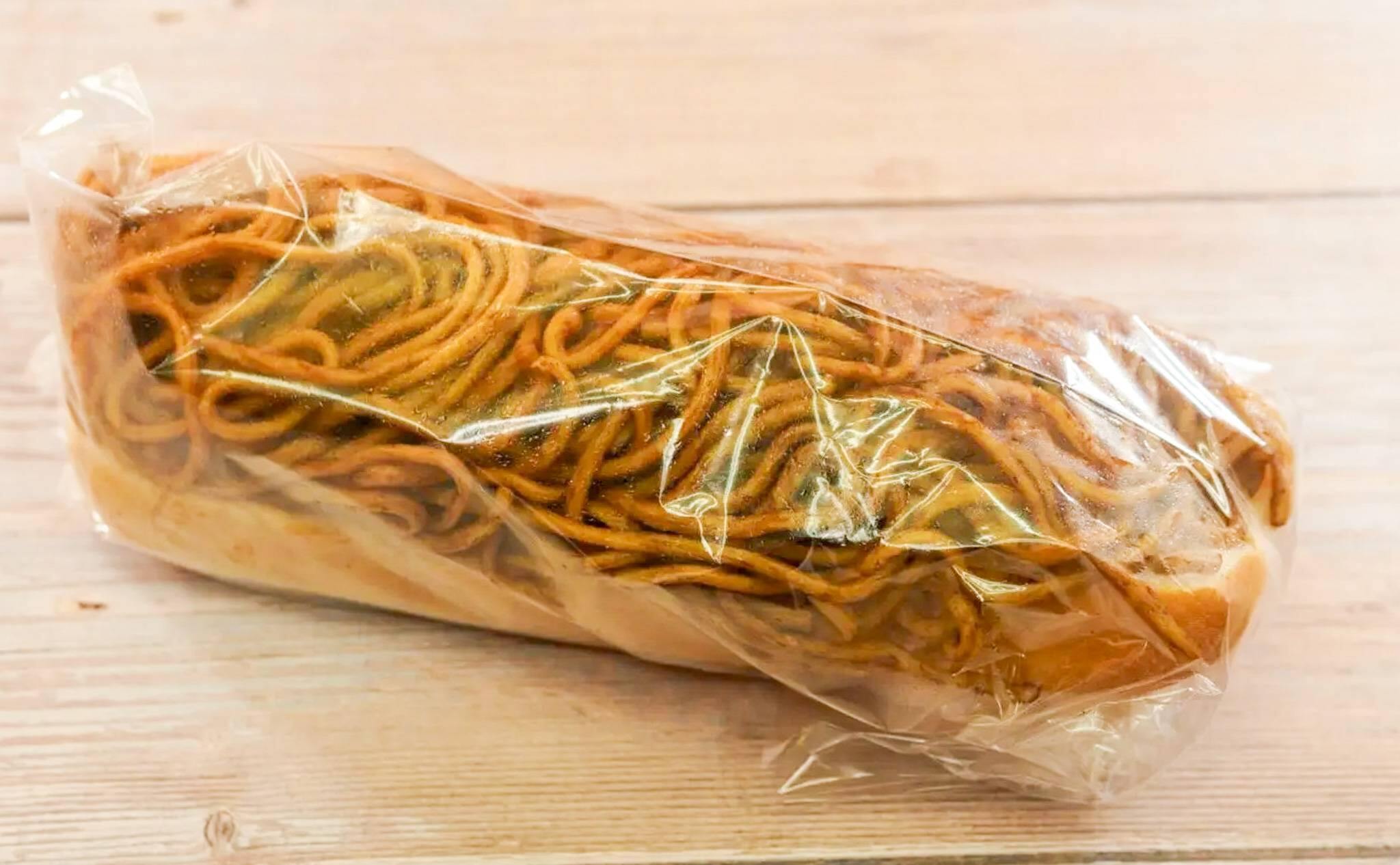 ラ・ムー名物の大盛り焼きそばパン（2025年9月撮影）
