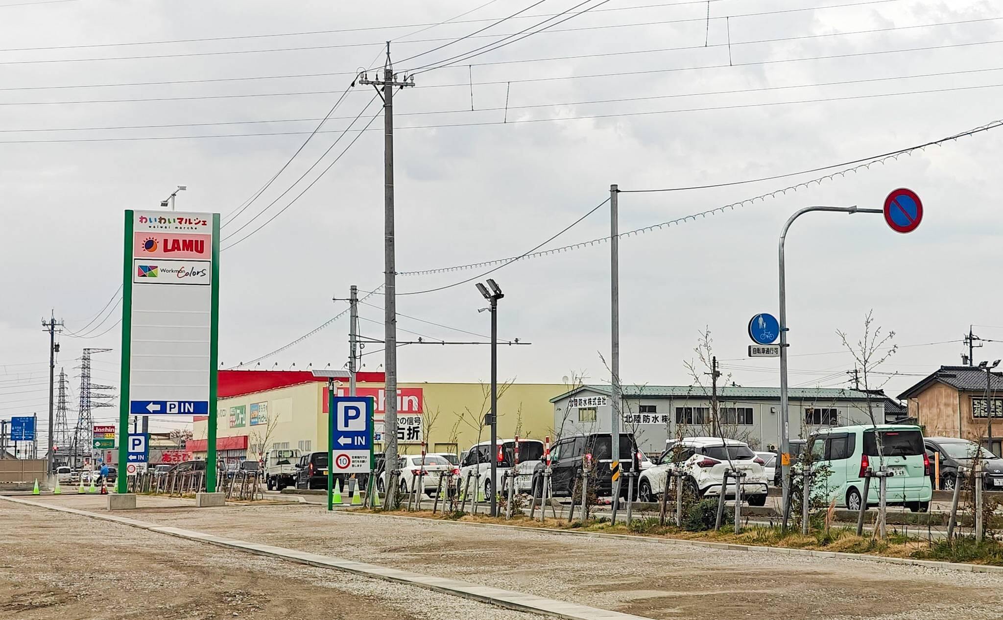 富山県初出店！ラ・ムー高岡東店のオープン時にできた車の大渋滞（2025年4月筆者撮影）