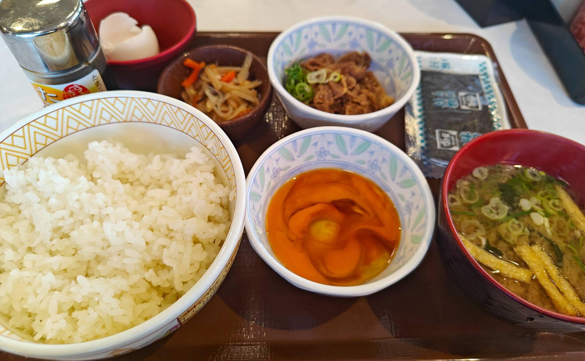 筆者がすき家で食べた牛たまかけ朝食（2025年9月撮影）