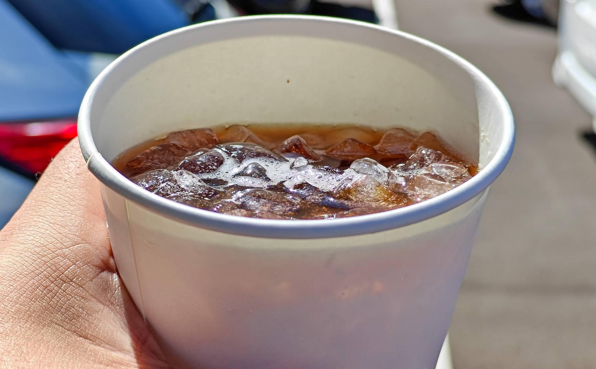 イオンモール須坂で買ったセルフコーヒー（AIによる再現）