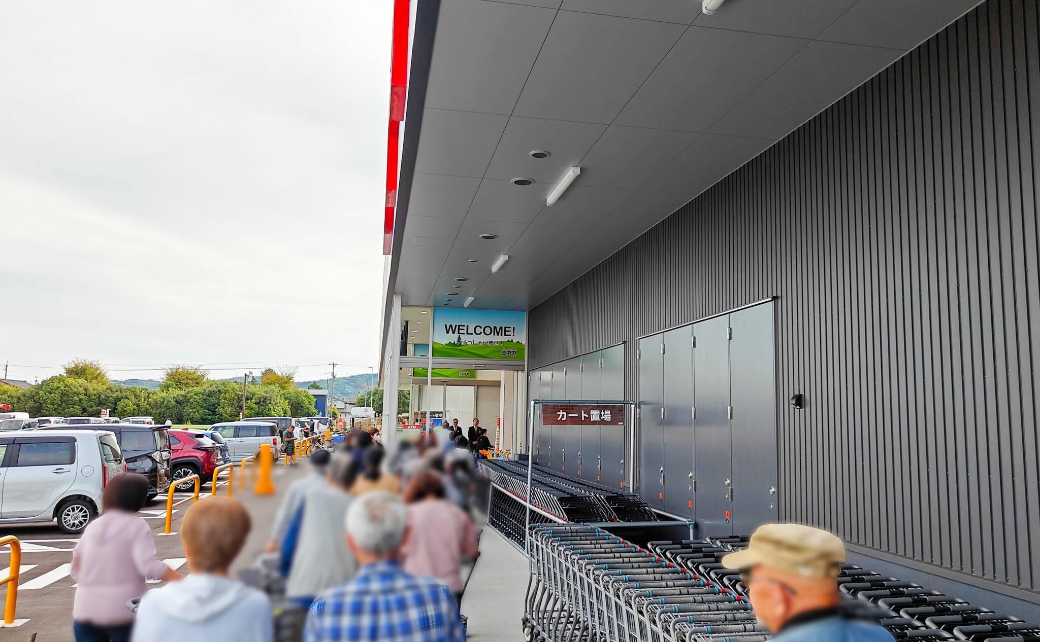 シマヤ白山店開店時の行列（2025年10月撮影）