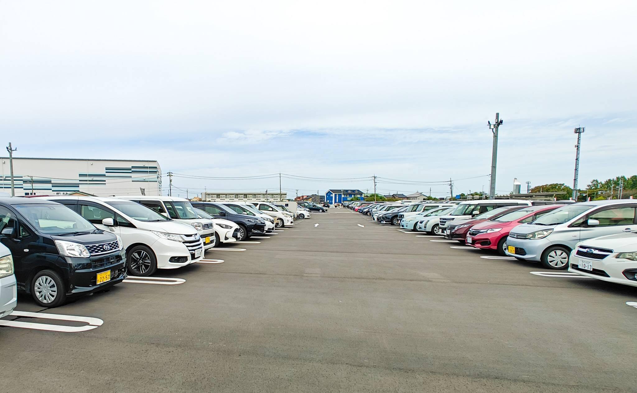 シマヤ白山店は満車の駐車場の様子（2025年10月撮影）