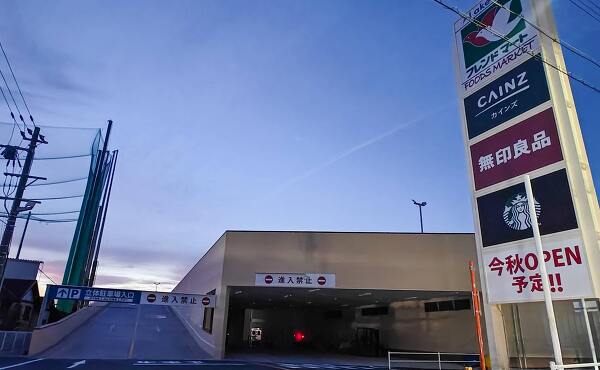 フレンドマート今堅田店の屋上駐車場へのスロープ(2025年10月撮影)