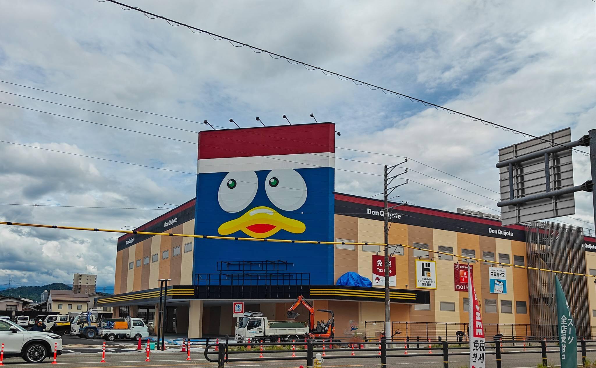 完成したドン・キホーテ高山店の名物大型ドンペン壁画（2025年9月撮影）