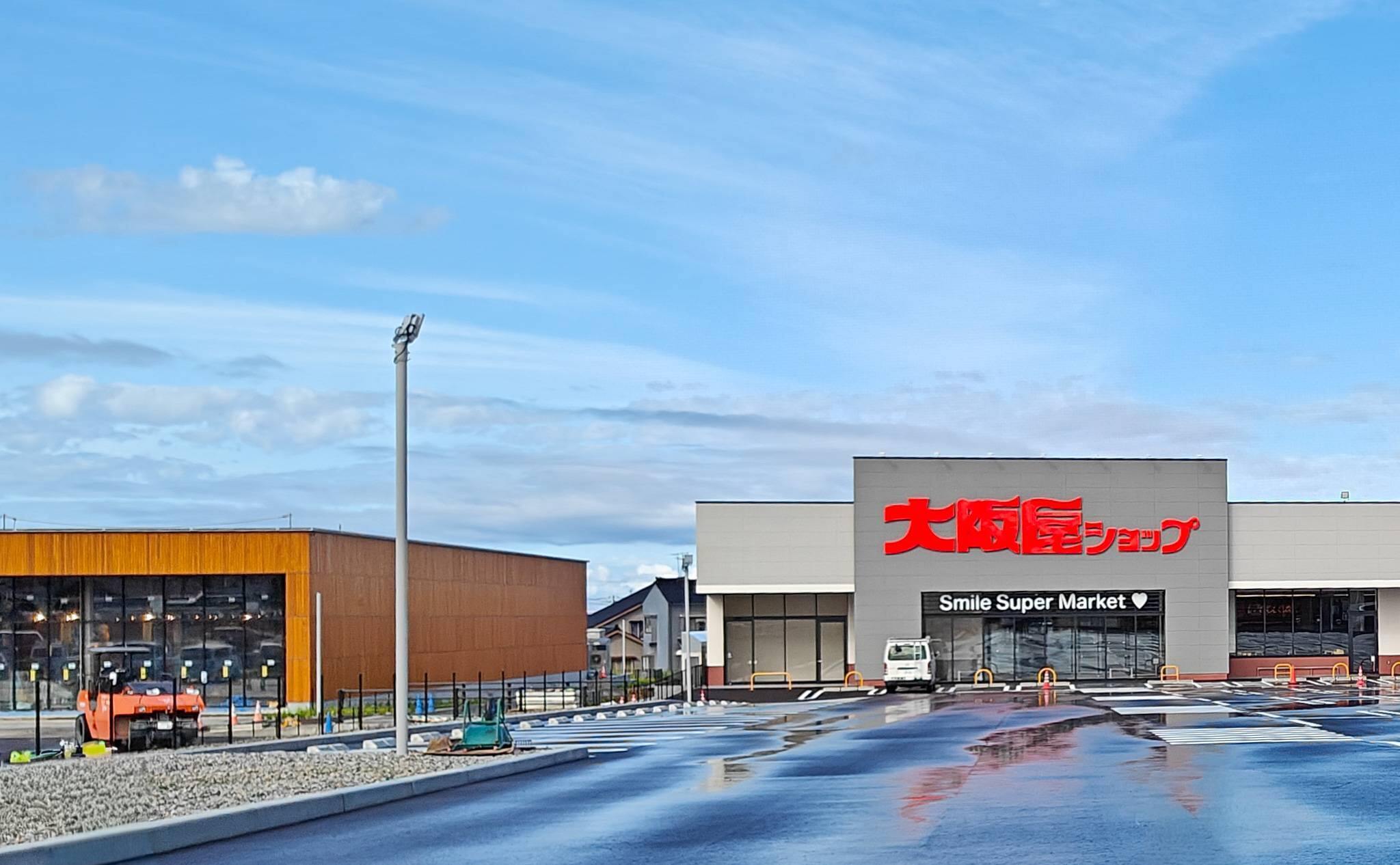 大阪屋ショップ魚津店と無印良品魚津の両店舗の外観（2025年10月撮影）