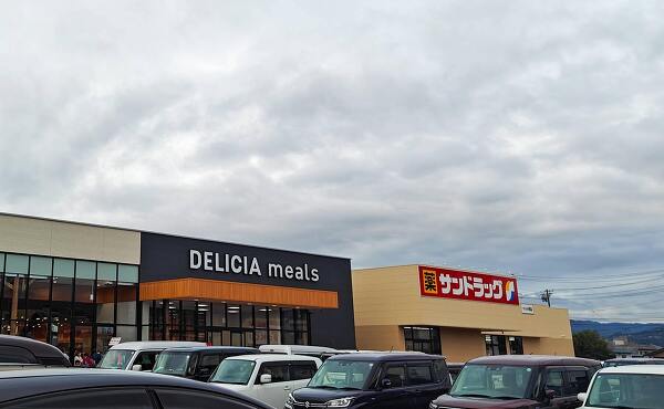 オープンしたデリシア川中島店とサンドラッグ(2025年10月撮影)