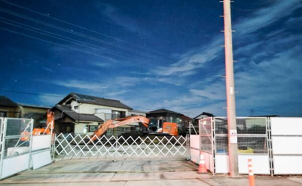 表の市道から見えるゲンキー桜ケ丘店の様子(2025年10月撮影)