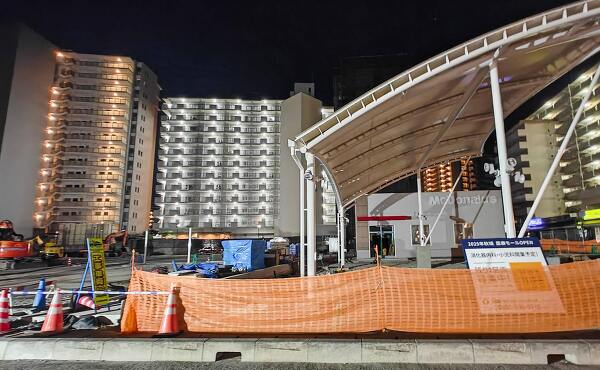 フレンドタウン守山の店舗外観と、手前に建設中のマクドナルド(2025年10月撮影)