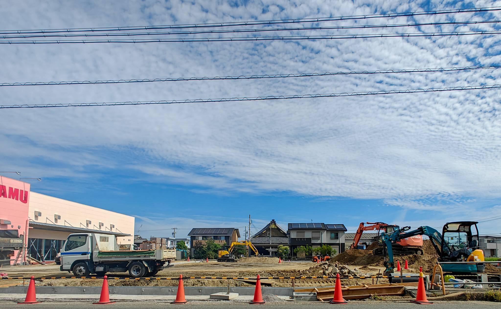 ラ・ムー三重川越店と駐車場の風景（2025年9月撮影）