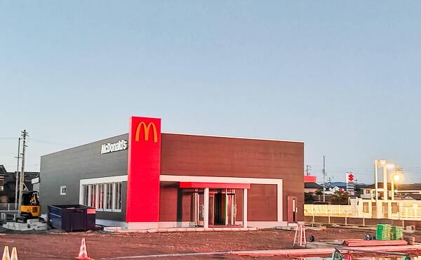 マクドナルド本巣五反田店の入り口(2025年10月撮影)