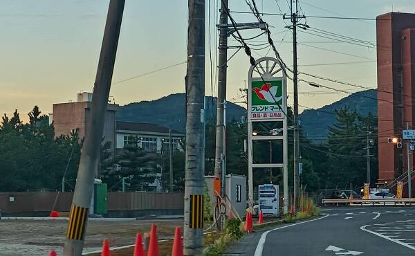 フレンドマート南郷店のポールサイン(2025年10月撮影)