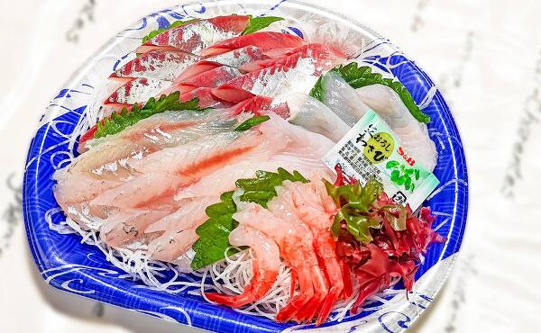 特売にあった500円の富山湾産 刺身盛り合わせ(2025年10月撮影)