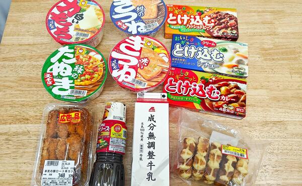 カップ麺や牛乳など筆者が見つけた特売の品(撮影)