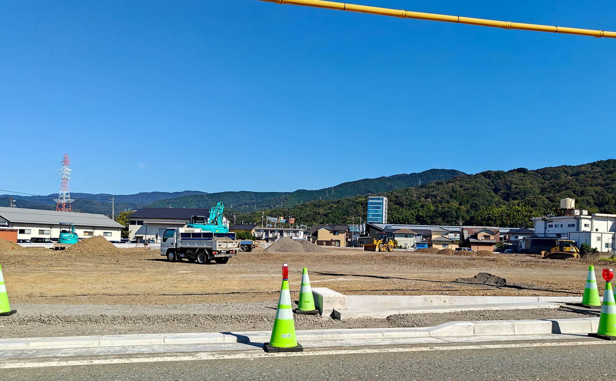 重機が入り造成工事をしているラ・ムー敦賀店予定地の様子（2025年10月撮影）