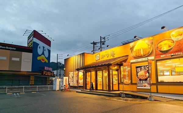 日の出とともにオープンを迎えるドン・キホーテ高山店(2025年10月撮影)