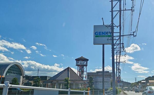 遠くからでも見えるゲンキー春里店のポールサイン(2025年10月撮影)