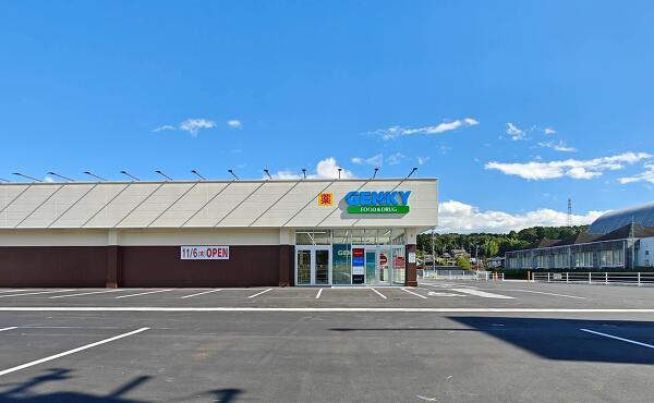 ゲンキー春里店の店舗と駐車場(2025年10月撮影)