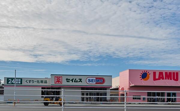 ラ・ムー多気店の隣に出店するドラッグセイムス多気店(2025年10月撮影)