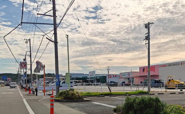 道路から見るラ・ムー多気店などの商業施設(2025年10月撮影)