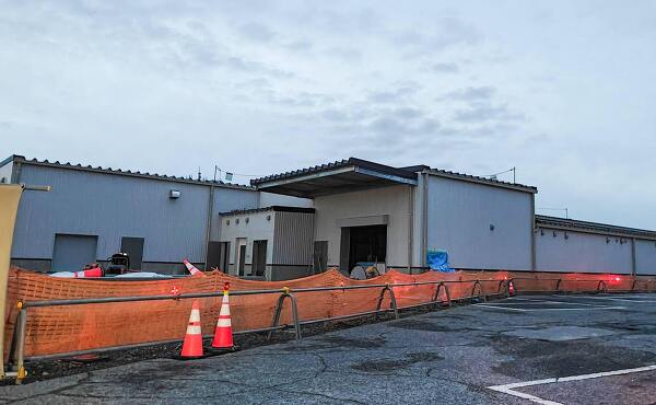 マックスバリュ高浜呉竹店の裏側の風景(2025年10月撮影)