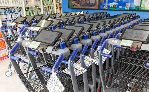 トライアルの便利なレジカート(2025年5月撮影)