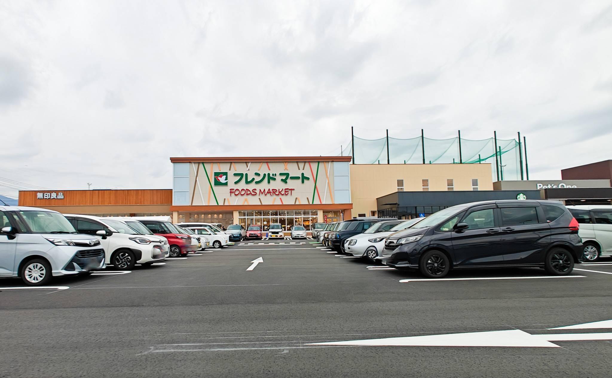 レイクウェル堅田に出店したフレンドマート今堅田店の店舗外観（2025年10月撮影）