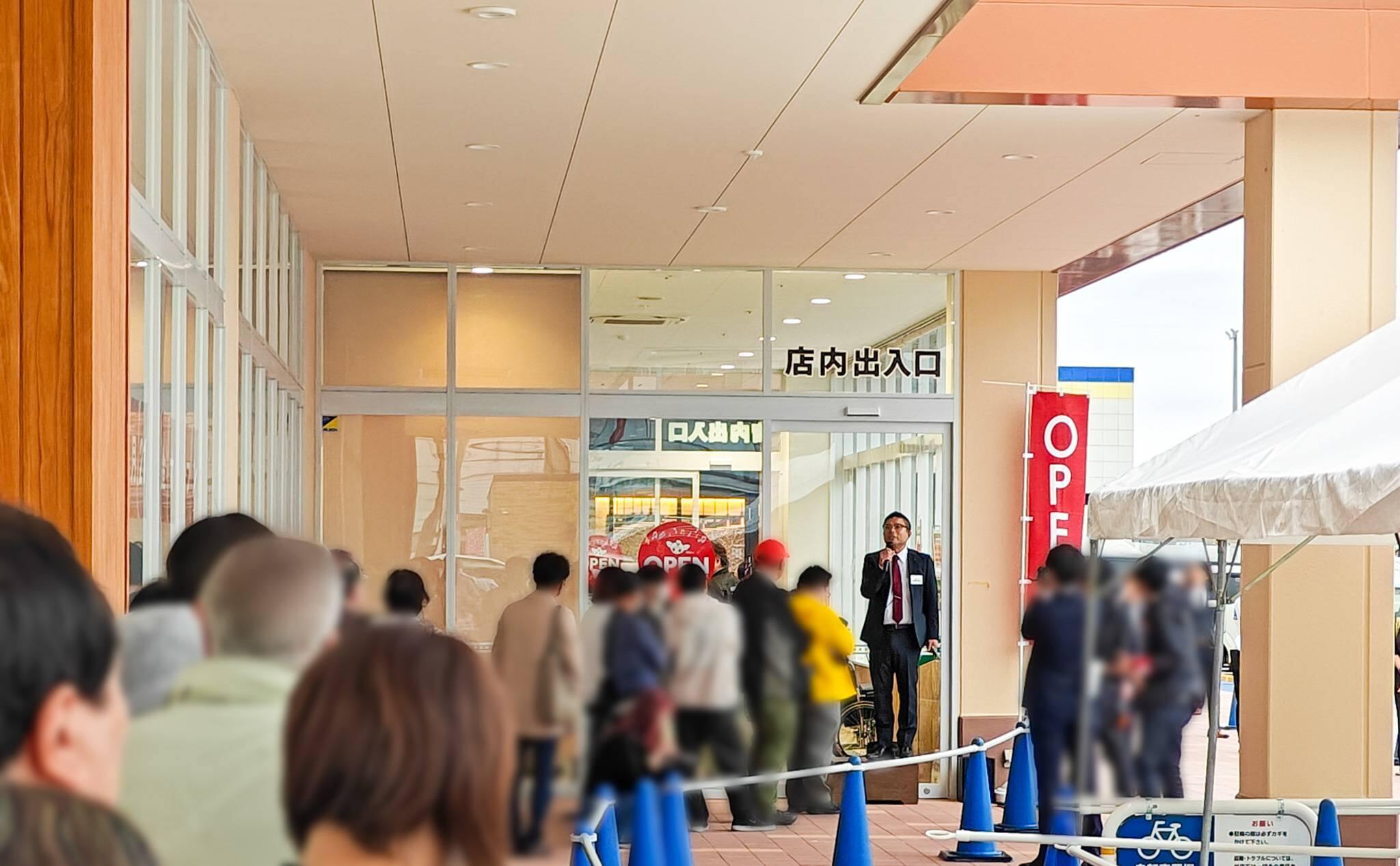 フレンドマート今堅田店の開店前の挨拶（2025年10月撮影）