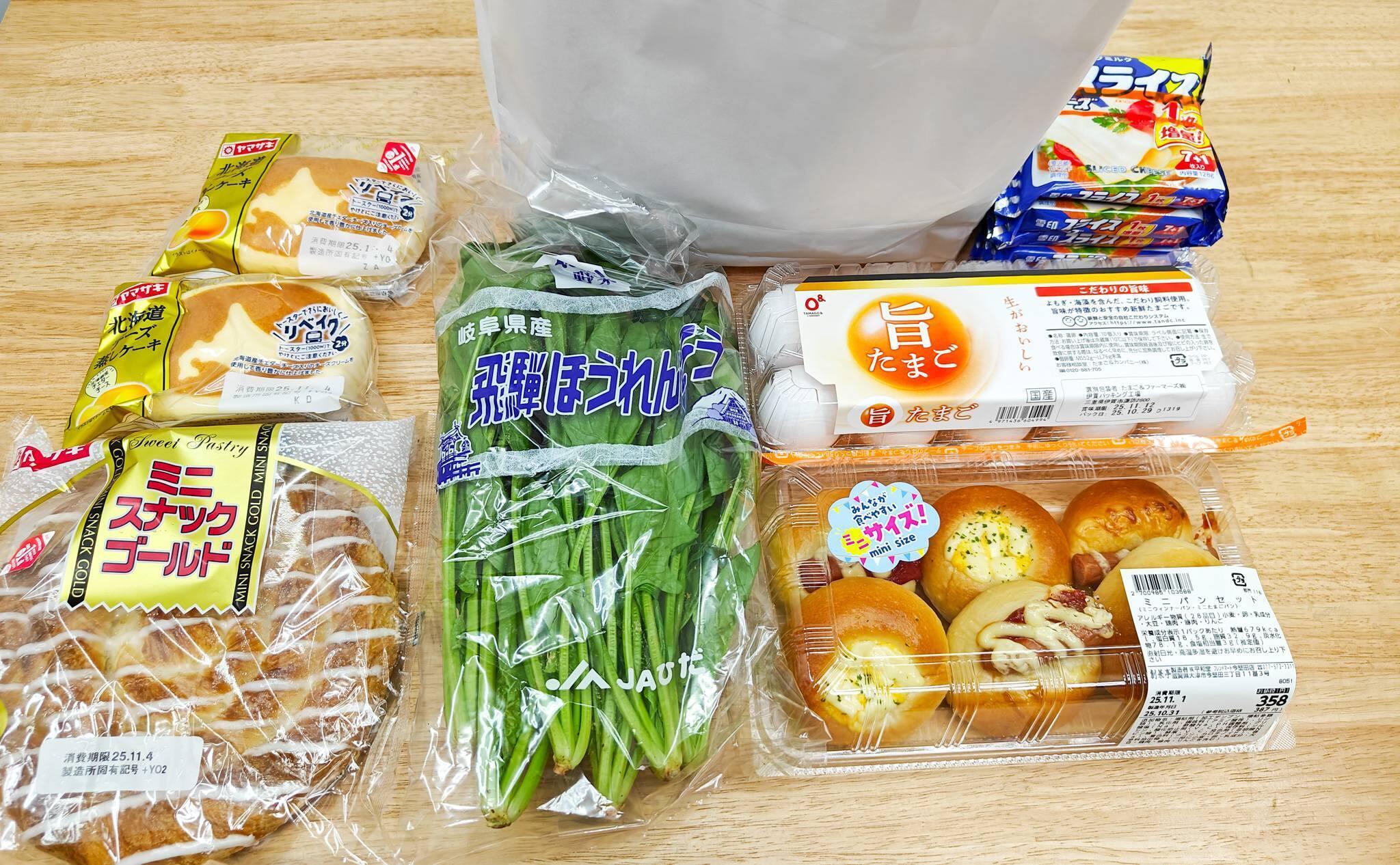 フレンドマート今堅田店で筆者が購入した野菜やパンなどの特価品（2025年10月撮影）